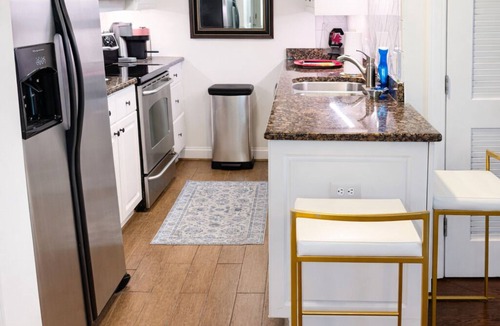 Shandon Condo | Cozy 1-bedroom condo in Old Shandon steps from Devine St.