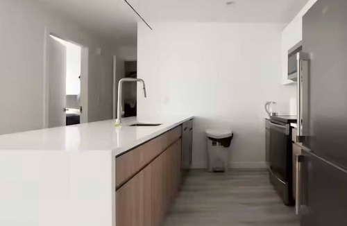 Greenpoint Apartment | Cozy 1-bedroom @ luxury waterfront tower in Greenpoint right across of Manhattan