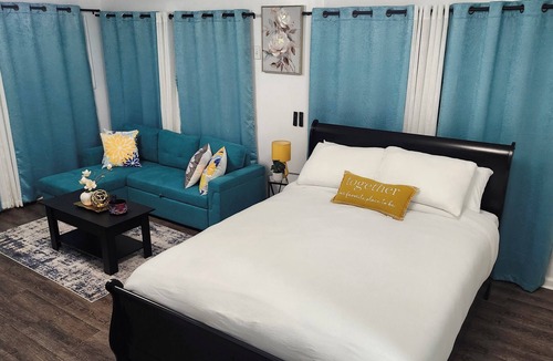 Oakford House | Cozy 1-bedroom studio separate from the house perfect in Levittown with AC