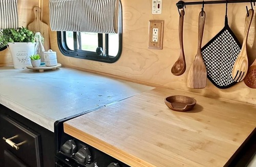 Kennebec House | Cozy 1-bedroom travel trailer on i90 in Central South Dakota at Kennebec.