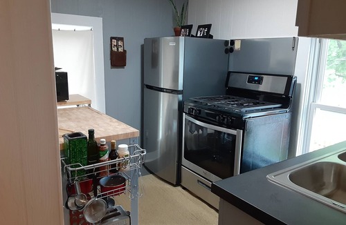 Harvard Apartment | Cozy 1-bedroom upper apartment with AC and WiFi in charming Harvard 28 Night min