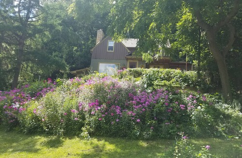 Northfield House | Cozy 1-bedroom with WIFI, AC in charming Northfield.