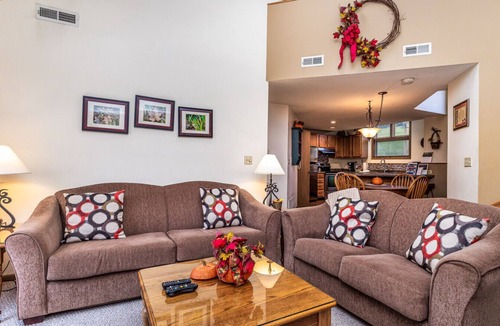 The Galena Territory Villa | Cozy 2 Bed Townhome with Fireplace + Noon Check In