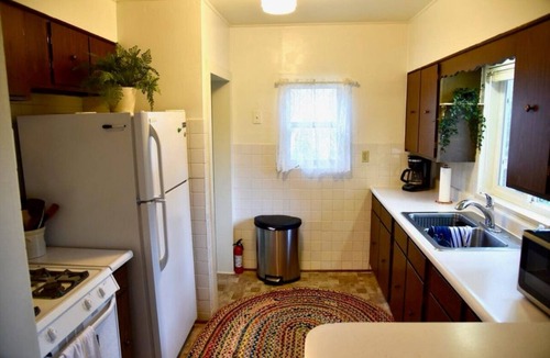 Pierre House | Cozy 2-bedroom bungalow with a river view near downtown
