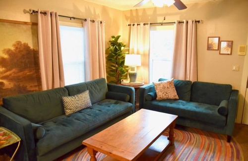 Pierre House | Cozy 2-bedroom bungalow with a river view near downtown