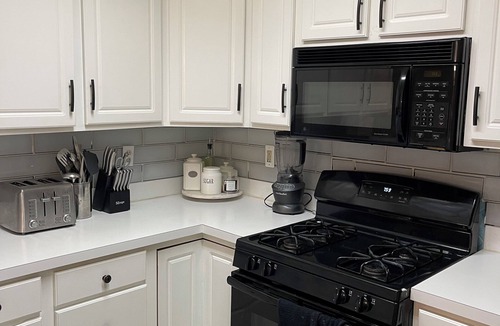 Randallstown Condo | Cozy 2-bedroom condo in enchanting Pikesville with AC, WiFi