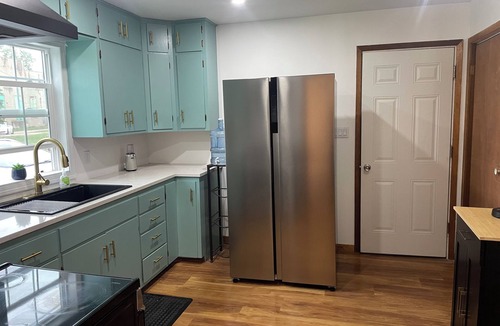 Hayes House | Cozy 2-bedroom house in Lakeside IA. Just a 3 minute walk from the lake.