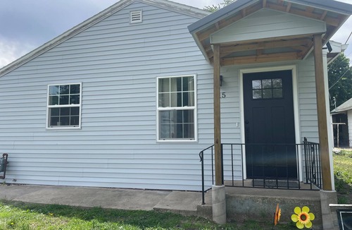 Hayes House | Cozy 2-bedroom house in Lakeside IA. Just a 3 minute walk from the lake.