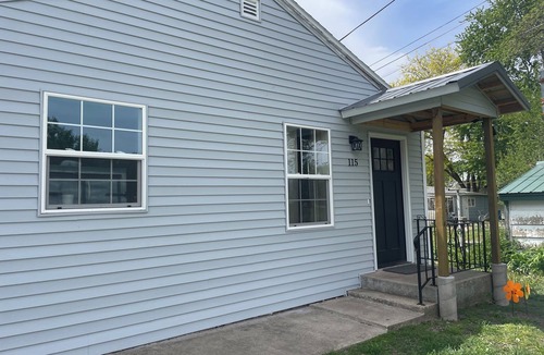 Hayes House | Cozy 2-bedroom house in Lakeside IA. Just a 3 minute walk from the lake.