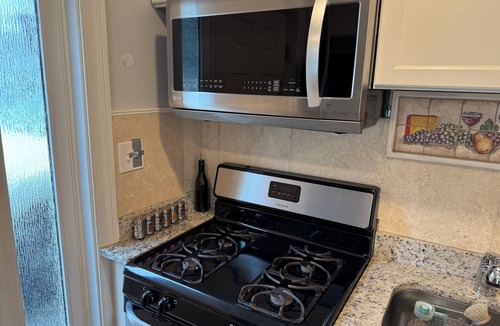 Rockville House | Cozy 2-bedroom house walkable to Rockville Metro Station and The Square