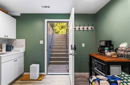 Montclair House | Cozy 2-bedroom house in peaceful Woodbridge with AC
