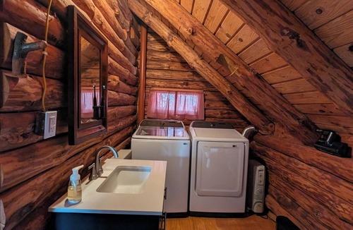 Ridgeway Cabin | Cozy 2-bedroom log cabin in the mountains near Berkeley Springs with AC, WiFi