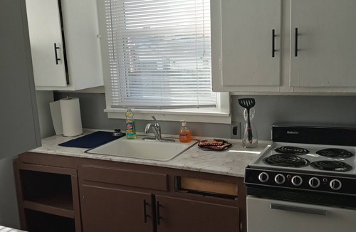 Cedar Rapids House | Cozy 2 Bedrooms Home- convenient location.