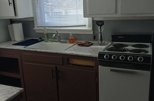 Cedar Rapids House | Cozy 2 Bedrooms Home- convenient location.