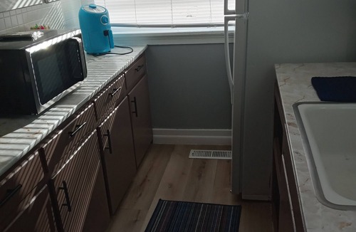 Cedar Rapids House | Cozy 2 Bedrooms Home- convenient location.