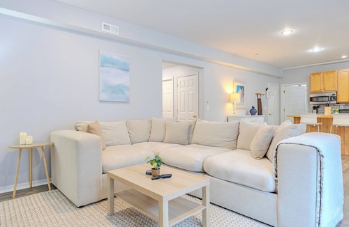Herndon House | Cozy 2bd-ba Private Above Ground First Floor Suite