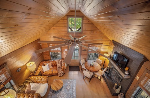 Mentone Cabin | Cozy 2BR 1.5 bath Hot Tub Fast WIFI Fire Pits King BD 2 Twins in Loft