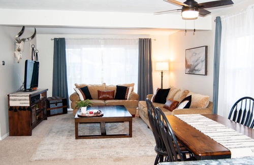 Akron House | Cozy 2BR Getaway