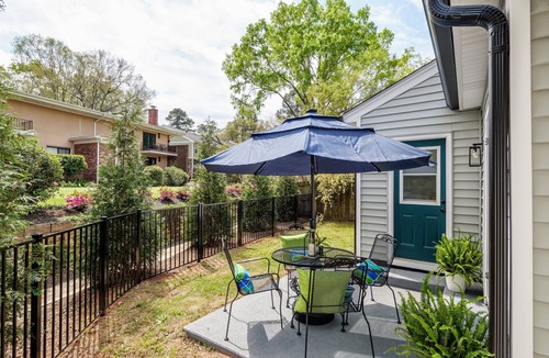 Summerville House | Cozy 2BR house, one king and one queen bedroom - fully equipped kitchen, laundry room - fenced backyard opening to pristine courtyard.