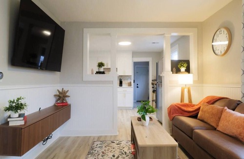 East Peoria House | Cozy 2BR | WiFi + Kitchen | Extended Stay