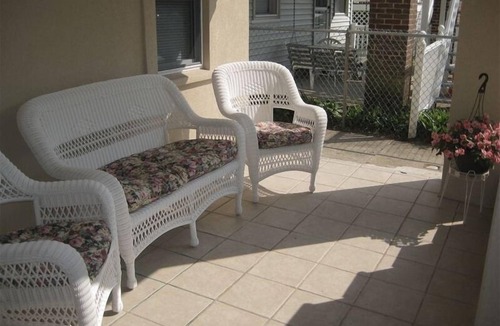 North End Condo | Cozy 3 Bedroom 1 1/2 Blocks to Beach & Amusements Pets Friendly