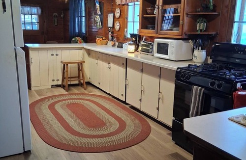 Milton Cabin | Cozy 3 Bedroom Cabin by the lake