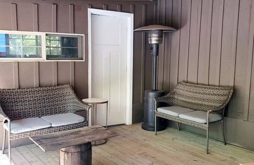 Bristol Cabin | Cozy 3-bedroom cabin with WiFi, AC in charming Bristol