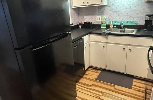 Caine Woods Apartment | Cozy 3 beds with Pool ,Balcony and walk to the beach