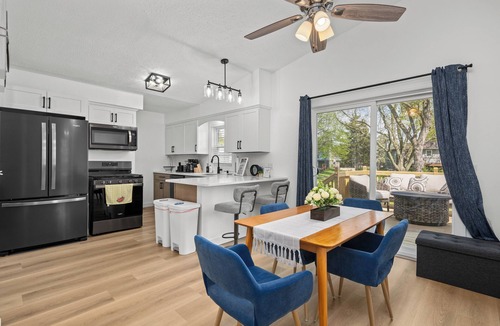 Bettendorf House | Cozy 3BR Retreat - Modern Finish & Great Location
