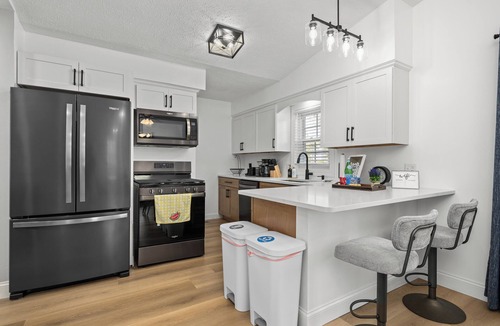 Bettendorf House | Cozy 3BR Retreat - Modern Finish & Great Location