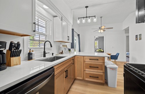 Bettendorf House | Cozy 3BR Retreat - Modern Finish & Great Location