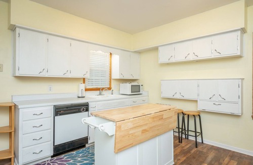 Waveland Park House | Cozy 4 bedroom home. Just 2 miles from Drake University. Easy access to I235.