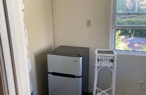 Downtown Wilmington House | Cozy and Fully Furnished Room In A Beautiful House Within Few Steps To Hospitals