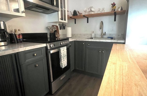 Herald Harbor Cottage | Cozy and serene one bedroom waterfront guest cottage