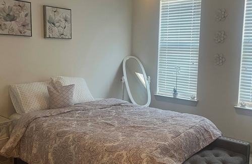 Lebanon Apartment | Cozy Apartment 2bd 2ba with balcony. Washer and dryer included. Full kitchen.