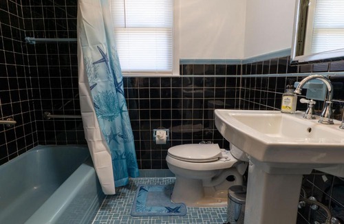 Rahway Apartment | Cozy Apt Lake Park Station Airport Hospital NJ NYC