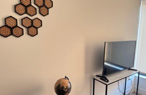 Union City Bed & Breakfast | Cozy apt with City skyline rooftop