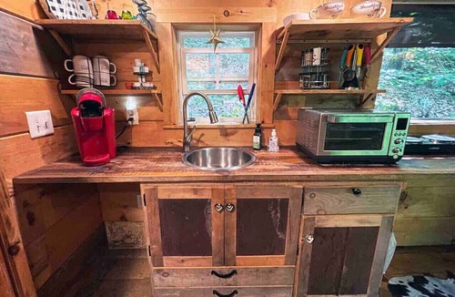 Newport Cabin | Cozy Beavercreek Cabin Retreat – Smoky Mountain Serenity Awaits!