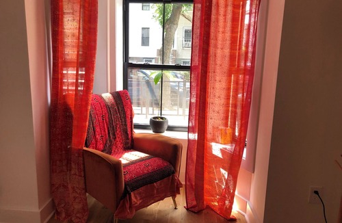 Bushwick House | Cozy Brooklyn 1BR with Lush Backyard. Sleeps 4. Near L & J ,30 mins to manhattan