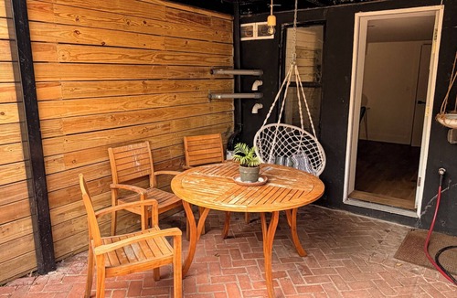 Bushwick House | Cozy Brooklyn 1BR with Lush Backyard. Sleeps 4. Near L & J ,30 mins to manhattan