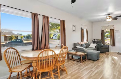 Akron House | Cozy bungalow in the center of town