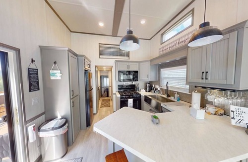 Hill City House | Cozy Bungalow with Hot Tub near Mt Rushmore & Custer State Park
