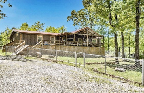Vian Cabin | Cozy cabin escape- Unwind by the firepit & relax on the spacious deck