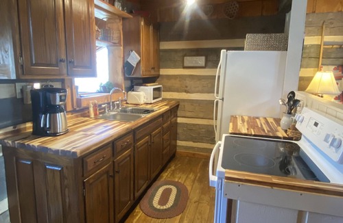 Boone Cabin | Cozy cabin on Howard's Creek! Near Skiing/Snow Tubing/ASU/Hiking/Breweries/Wine!
