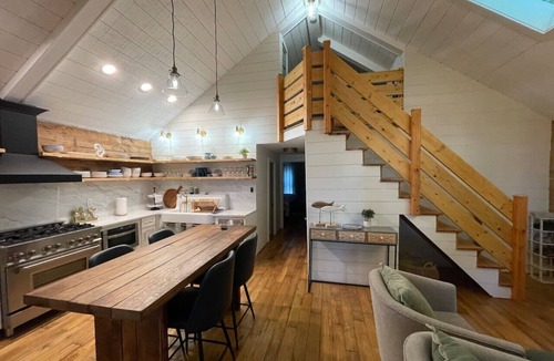 Livingston Cabin | Cozy Cabin on the Cove with Titan Swim Spa/Hot Tub