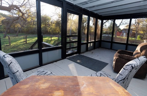 Belton Cabin | Cozy cabin on the Creek with WiFi and AC in delightful Belton