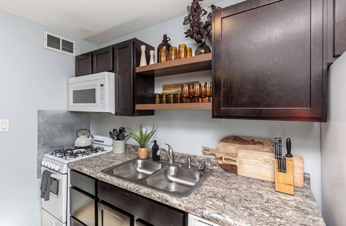 Des Moines House | Cozy & Central Sleeps 6 Walk to Shops and Dining