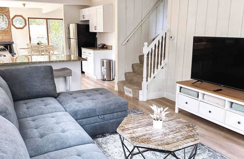 Geneva House | Cozy, Chic 4 -bedroom Oasis in Geneva, IL