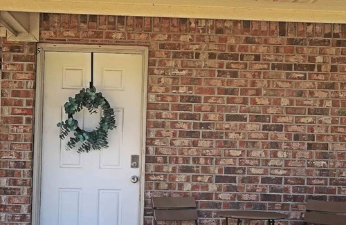 Madisonville Apartment | Cozy, clean and lovely 1 bedroom apartment with full kitchen. Pet friendly!