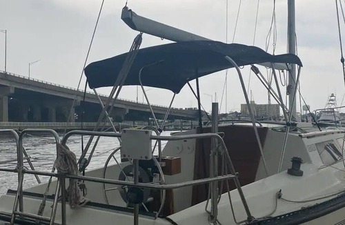 Belmar Boat Rental | Cozy, Comfy and Quaint Black Sailboat